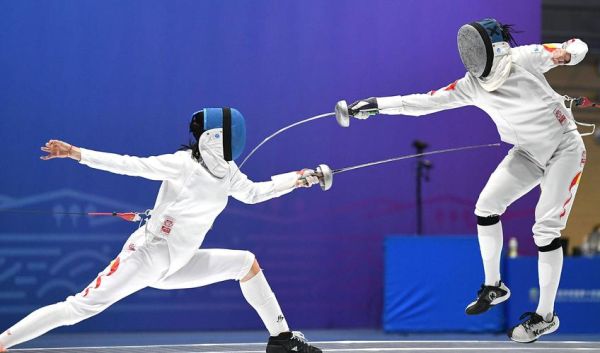 杭州亚运会女子个人重剑决赛惊险对决！直播重现精彩瞬间！